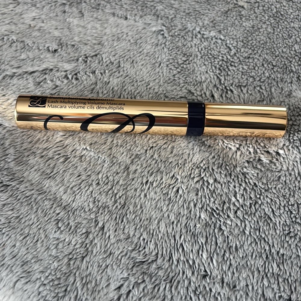 Estee Lauder Sumptuous Extreme Mascara - 01 Extreme Black - Picture 4 of 5